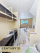 リビングは広めの空間が確保されており天井も高く開放感があります。窓からの自然光が入りやすい設計です。収納スペースも豊富で整理整頓がしやすい仕様です。まだ施工途中のため今後の仕上がりに期待が高まります。