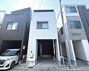シンプルでスタイリッシュな外観が魅力の住宅です。直線的なデザインが印象的で周囲の建物とも調和しています。広々とした駐車スペースも備えており快適な生活をサポートします。窓の配置にも工夫が感じられます。