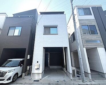 外観:シンプルでスタイリッシュな外観が魅力の住宅です。直線的なデザインが印象的で周囲の建物とも調和しています。広々とした駐車スペースも備えており快適な生活をサポートします。窓の配置にも工夫が感じられます。 外観:シンプルでスタイリッシュな外観が魅力の住宅です。直線的なデザインが印象的で周囲の建物とも調和しています。広々とした駐車スペースも備えており快適な生活をサポートします。窓の配置にも工夫が感じられます。