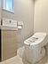 トイレ：手洗い器が付いておりすっきりとしたデザインのトイレです。コンパクトな空間でありながら機能的な設備が整っています。窓があることで換気も良好です。