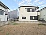 外観：住宅街の一角に位置し周囲は落ち着いた雰囲気です。前面はしっかりと囲われたスペースになっています。周辺には住宅が建ち並びプライバシーが保たれやすい造りです。