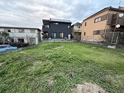 外観:開放感のある外観が魅力的です。周辺には住宅が立ち並び落ち着いた雰囲気が広がっています。敷地内は陽当たりもしっかりと確保されています。広々としたスペースで多様な用途にご利用いただけます。 外観:開放感のある外観が魅力的です。周辺には住宅が立ち並び落ち着いた雰囲気が広がっています。敷地内は陽当たりもしっかりと確保されています。広々としたスペースで多様な用途にご利用いただけます。