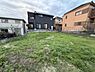 その他：住宅街に位置する広々とした敷地が確認できます。周囲には戸建て住宅が並び開放的な雰囲気です。日当たりも良好でライフスタイルに合わせて活用できます。静かな環境が魅力のポイントです。