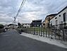その他：落ち着いた雰囲気の住宅エリアに位置し周囲には整然とした建物が並んでいます。道路や歩道の整備が行き届いており移動に便利な環境です。周囲に圧迫感のない開放的な立地が魅力です。