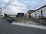 その他：閑静な住宅街に位置する整った区画の土地です。周辺には住宅が建ち並び落ち着いた雰囲気が広がっています。敷地前には広々とした道路があり車の出入りがしやすい立地です。