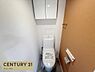 トイレ：上部収納付きのトイレとなります。新規交換しております。