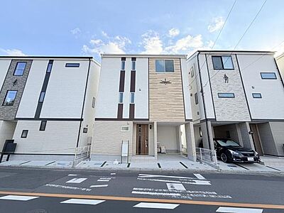 外観:シンプルで洗練されたデザインが印象的な外観です。落ち着いた色合いと縦のラインがアクセントになっています。周囲と調和しつつもしっかりと個性が感じられます。駐車スペースも確保されているのが便利です。 外観:シンプルで洗練されたデザインが印象的な外観です。落ち着いた色合いと縦のラインがアクセントになっています。周囲と調和しつつもしっかりと個性が感じられます。駐車スペースも確保されているのが便利です。