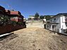 外観：陽当たりの良い現地土地写真です。周辺は閑静な住宅が立ち並び開放感が感じられます。整形地のため活用しやすく建築の計画が立てやすい土地です。周囲の建物との調和も取りやすい環境です。