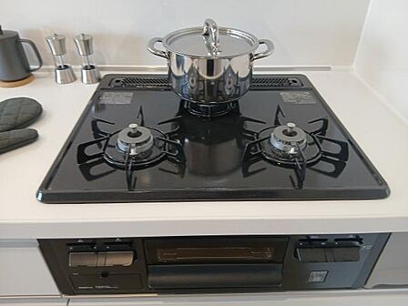■3口コンロ■3口コンロ付きで、複数の料理を同時に進めやすい仕様です。毎日のお料理も効率よくこなせます。