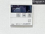 ボタンのスイッチや自動でお風呂の準備が整うため、わざわざ浴室に行ってお湯を入れたり継ぎ足したりする必要がなく便利ですね！追い炊き機能付きです！