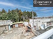 落ち着きある住宅街、周囲には高い建物がなく、緑が多く空が広く開放感があります！陽当りを大きく遮られることもありません。気持ちの良い風が通り抜ける街並みです。
