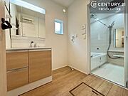 小窓付きの明るい洗面室です！湿気もすぐに入れ替えができて清潔に保つことができます！自然光が差し込むのでお化粧の仕上がりも良くなりますね！