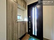 シューズボックスにはご家族皆様の靴を収納できるので来客時やご自身の靴が出しっぱなしいうことがなくスッキリ綺麗に保てます！