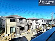 落ち着きある住宅街です！周囲には高い建物がなく、空が広く開放感があり、陽当たりを大きく遮られることもありません！気持ちの良い風が通り抜ける街並みです！