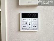 ボタンのスイッチや自動でお風呂の準備が整うため、わざわざ浴室に行ってお湯を入れたり継ぎ足したりする必要がなく便利ですね！