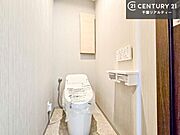 温水洗浄便座につき、冬場は便座が暖かくできるので冷たい便座に座らずに済む嬉しい仕様です！