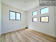 掃き出し窓がないお部屋は、お子様のお部屋としても安心です！収納スペースも充実しているので散らかったお部屋をサッと片付けられます！