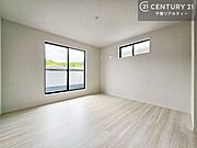 バルコニーに面している洋室です。明るく温もりがあり、換気もしっかりできます！朝起きて、外に出て背伸びをしつつ深呼吸をし良い朝を迎え入れることができます。