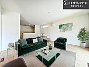 家具はCGパースです。心地良いリビングは家族が自然と集まります。家族団欒の時間が増えそうです。ご家族と、より一層充実した時間を過ごせそうですね。