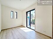 リビングに隣接した洋室は、開放すればLDKとつながる開放的な空間に。お子様の遊び場やワークスペース、客間など多目的に活用できる便利なお部屋です。