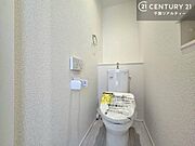 温水洗浄便座のリモコン付きで、毎日快適に使えるトイレ空間。収納棚付きで、生活感を抑えながらスッキリと整理整頓できます。