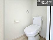 1・2階にトイレがございます！朝の忙しい時間帯も待たずにすみそうですね。白を基調とした清潔感のあるトイレでお手入れがしやすいです！