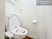 温水洗浄便座につき、冬場は便座が暖かくできるので冷たい便座に座らずに済む嬉しい仕様です！