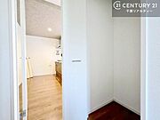 住空間をすっきり使うためには必須ポイントの収納スペースですよね。是非現地でご確認ください！