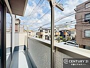 陽当たりの良いバルコニーで、お洗濯物もよく乾きそうですね！お天気の良い日にはバルコニーへ出てリフレッシュするのも気持ちよさそうです。