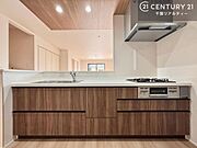 大人気の対面式システムキッチンを採用しています！ご家族のコミュニケーションが自然と増える設計です。お子様にも目が届くので嬉しいですね。広々使えて快適に作業が進みます。