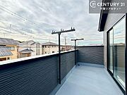 陽当たり良好なバルコニーです！晴れた日には青い空を見渡せる開放的な時間を楽しめます。