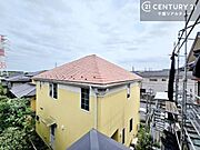 周囲は住宅街が広がる落ち着いた眺望。穏やかな街並みに包まれ、安心感のある住環境です。