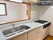大人気の対面式システムキッチンを採用しています！ご家族のコミュニケーションが自然と増える設計です。お子様にも目が届くので嬉しいですね。収納力もあります！