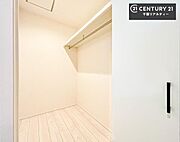 ファミリークロークを備えた住まいは、収納力と快適さを兼ね備えた贅沢な空間設計。衣類やバッグ、季節物までひとまとめにでき、日々の整理整頓がぐっとスマートに！