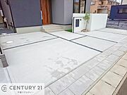 カースペース付きなのでマイカーをお持ちの方も安心ですね！ぜひ現地にてお確かめくださいませ！