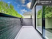 陽当たりの良いバルコニーで、お洗濯物もよく乾きそうですね！お天気の良い日にはバルコニーへ出てリフレッシュするのも気持ちよさそうです。