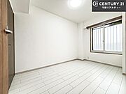 掃き出し窓がないお部屋は、お子様のお部屋としても安心です！収納スペースも充実しているので散らかったお部屋をサッと片付けられます！