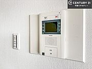 TVモニター付きインターホンを備え、訪問者を映像で確認してから対応できるため、防犯面も安心です。お子様のお留守番時にも心強く、ご家族の安心・安全な暮らしをサポートします。