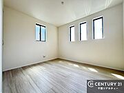 掃き出し窓がないお部屋は、お子様のお部屋としても安心です！収納スペースも充実しているので散らかったお部屋をサッと片付けられます！