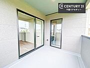 インナーバルコニー！屋根が付いているので、急に雨が降っても濡れにくく安心！強い日差しもカットしてくれるので、お天気の良い日は、お外へ出て深呼吸するのもよさそうです！