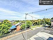 落ち着きある住宅街です！周囲には高い建物がなく、空が広く開放感があり、陽当たりを大きく遮られることもありません！気持ちの良い風が通り抜ける街並みです！