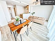 優しい陽だまりがリビングを包んでくれて居心地の良い空間を演出してくれます！くつろぎの時間を過ごせます！