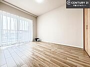 バルコニーに面している洋室です。明るく温もりがあり、換気もしっかりできます！