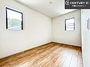 掃き出し窓がないお部屋は、お子様のお部屋としても安心です！収納スペースも充実しているので散らかったお部屋をサッと片付けられます！