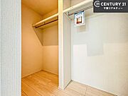 ウォークインクローゼット付きです。たくさんのお洋服などを収納しておけそうですね！他にも扇風機や加湿器など季節物の大きな家電も収納できます！
