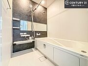落ち着きある大人の雰囲気のバスルームは、味が出ていてバスタイムが充実！お仕事頑張っているご褒美にお好みの匂いの入浴剤を入れて、楽しんでみてはいかがでしょうか？