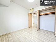 収納スペースがついています！居室をスッキリ整頓する事ができますね。家具を選ばないシンプルなデザインの為、家具を選ばずお気に入りの空間作りができそうですね。