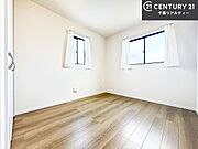 掃き出し窓がないお部屋は、お子様のお部屋としても安心です！収納スペースも充実しているので散らかったお部屋をサッと片付けられます！