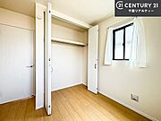 洋室は子供部屋や寝室、色々と用途多彩に利用できますね。収納力もたっぷりなので、広々気持ちよく過ごすことができます。