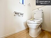 清潔感のある色味のお手洗いです！さわやかでスッキリする空間です！お手入れがしやすいトイレです！